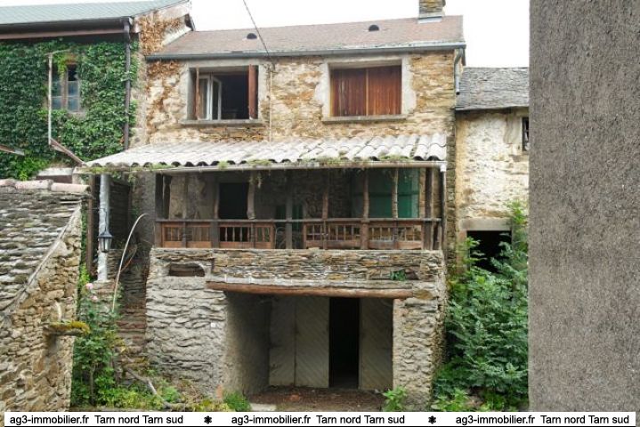 Immobilier Tarn, maison de village de 60 m2  rafrachir avec balcon. Chemine, poutres apparentes. Chauffage lectrique et bois.   vendre