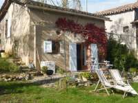 Castelnau de Montmiral, loue petite Maison de hameau  T1 bis. Jardinet