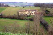 15 mn Rabastens, 10 mn de Villemur sur Tarn, corps de ferme de 145 m² de SH, dépendances avec 7,5 HA terre agricole.