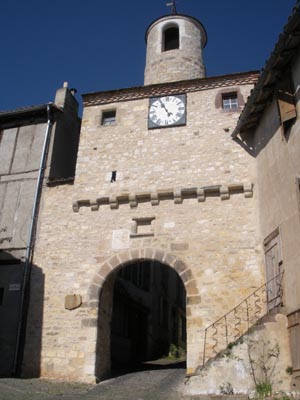 porte ancienne cordes sur ciel