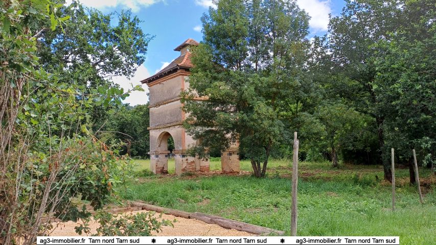 Pigeonnier ancien  restaure  sur terrain de loisir surface 1763m. 25km nord de Toulouse   vendre